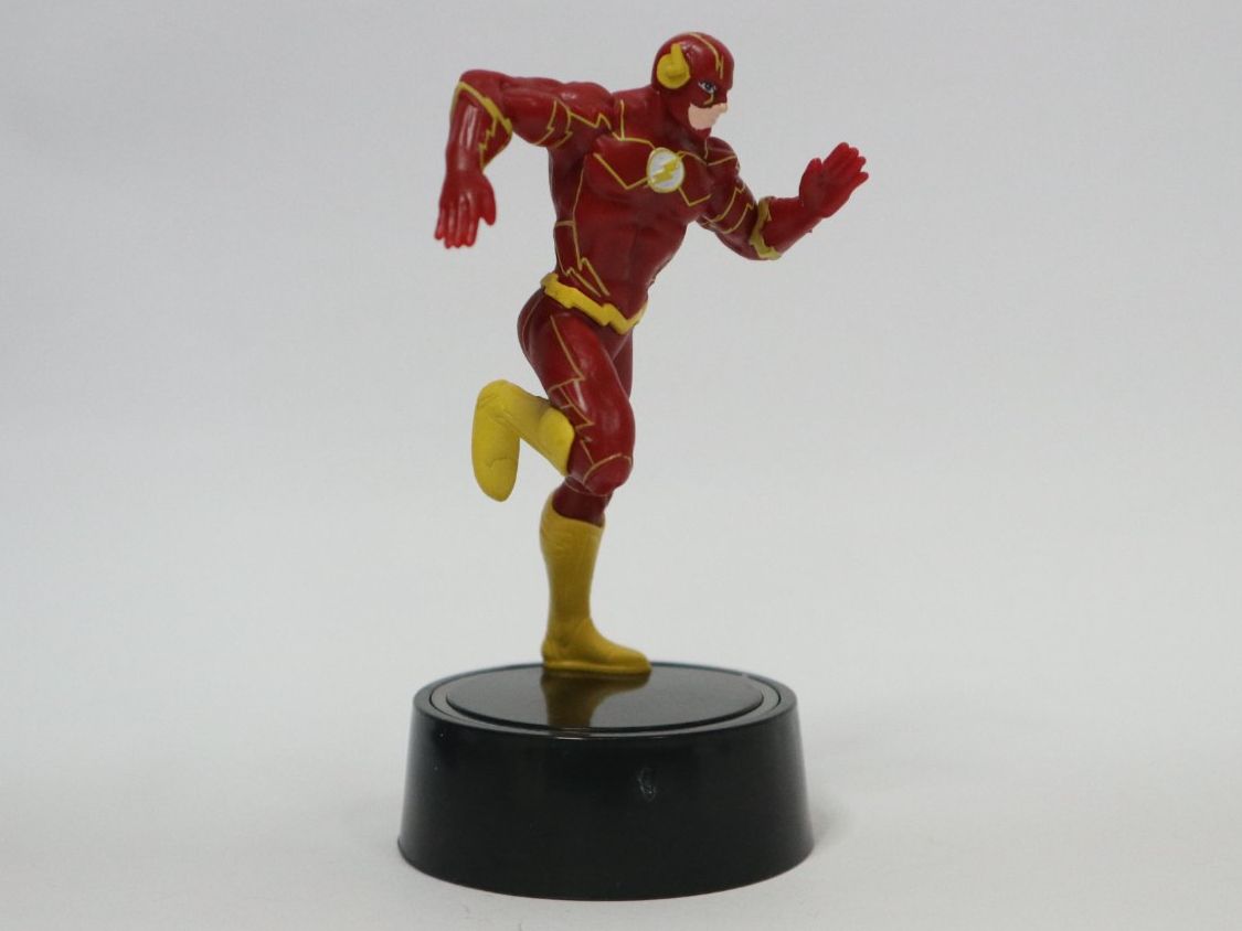 Marvel Figurines: DC The Flash Figur mit leucht Emblem neu – Neuf avec emballage d'origine à Eschenbach SG par Astalavista 1