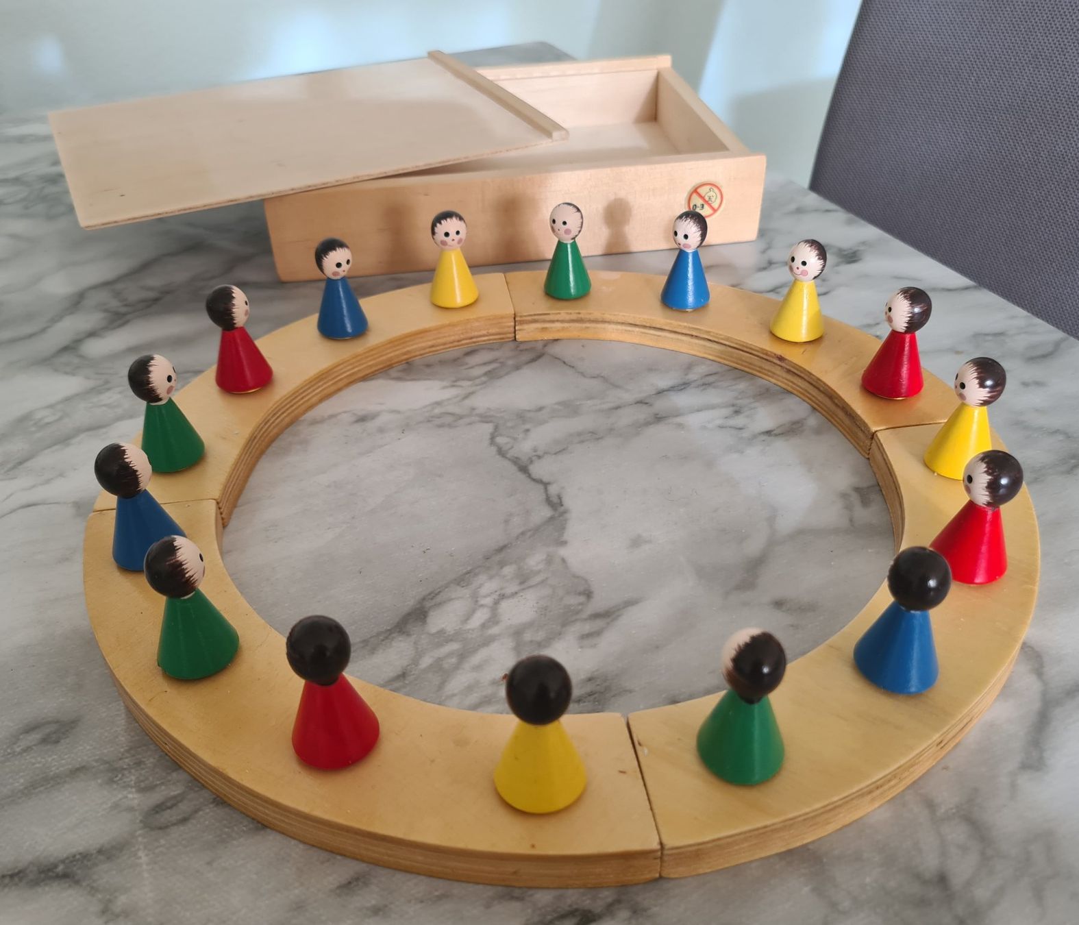 Tutte le decorazioni: Geburtstagsring Holz, 16 Figuren bunt – Usato da Winterthur venduto da bibummi