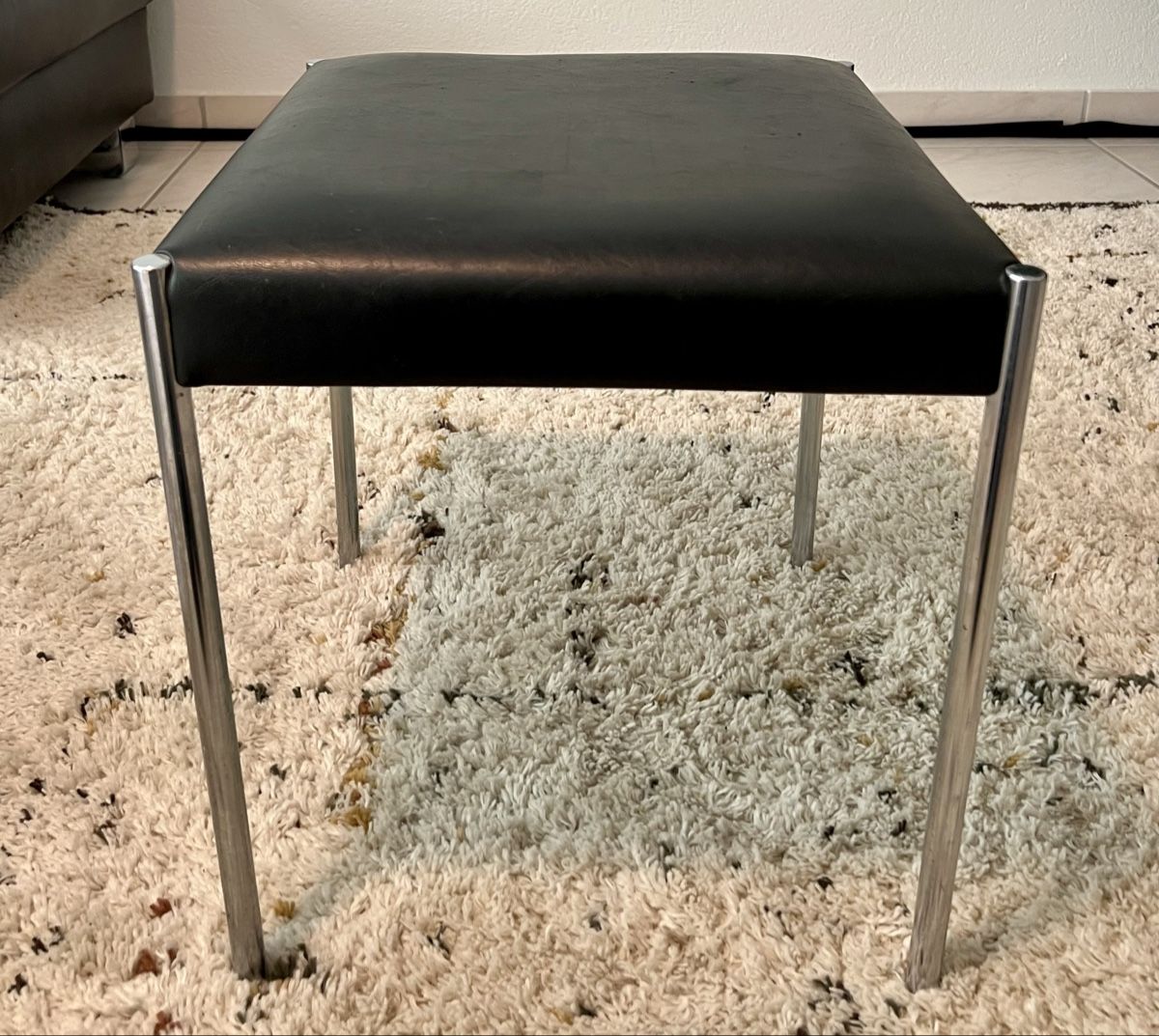 Sgabelli: Schwarzer Mid Century Hocker Chrom-Beinen - Zeitloses Design – Usato da Hunzenschwil venduto da Madachica