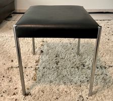 Schwarzer Mid Century Hocker Chrom-Beinen - Zeitloses Design