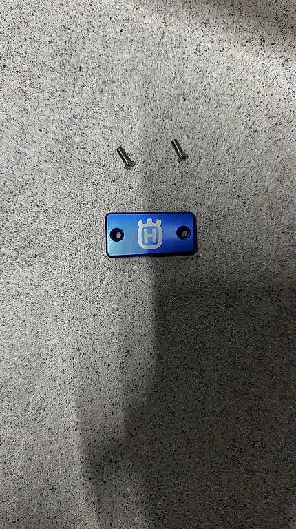 Alle Motorradersatzteile: Blauer Kupplungsausgleichsbehälter-Deckel Husqvarna 701 – Gebraucht aus Rumlikon von Kapi04 1