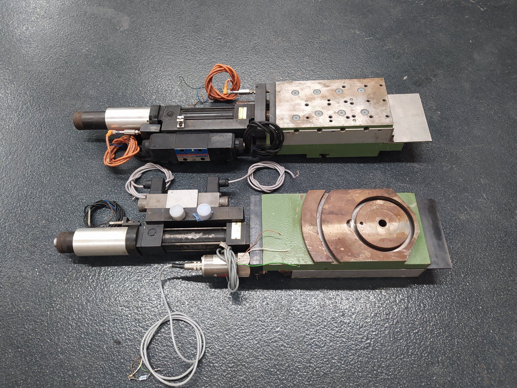 Autres pour métaux et serrurerie: axes hydrauliques pour machines – D'occasion à Attalens par Gmsa68 1
