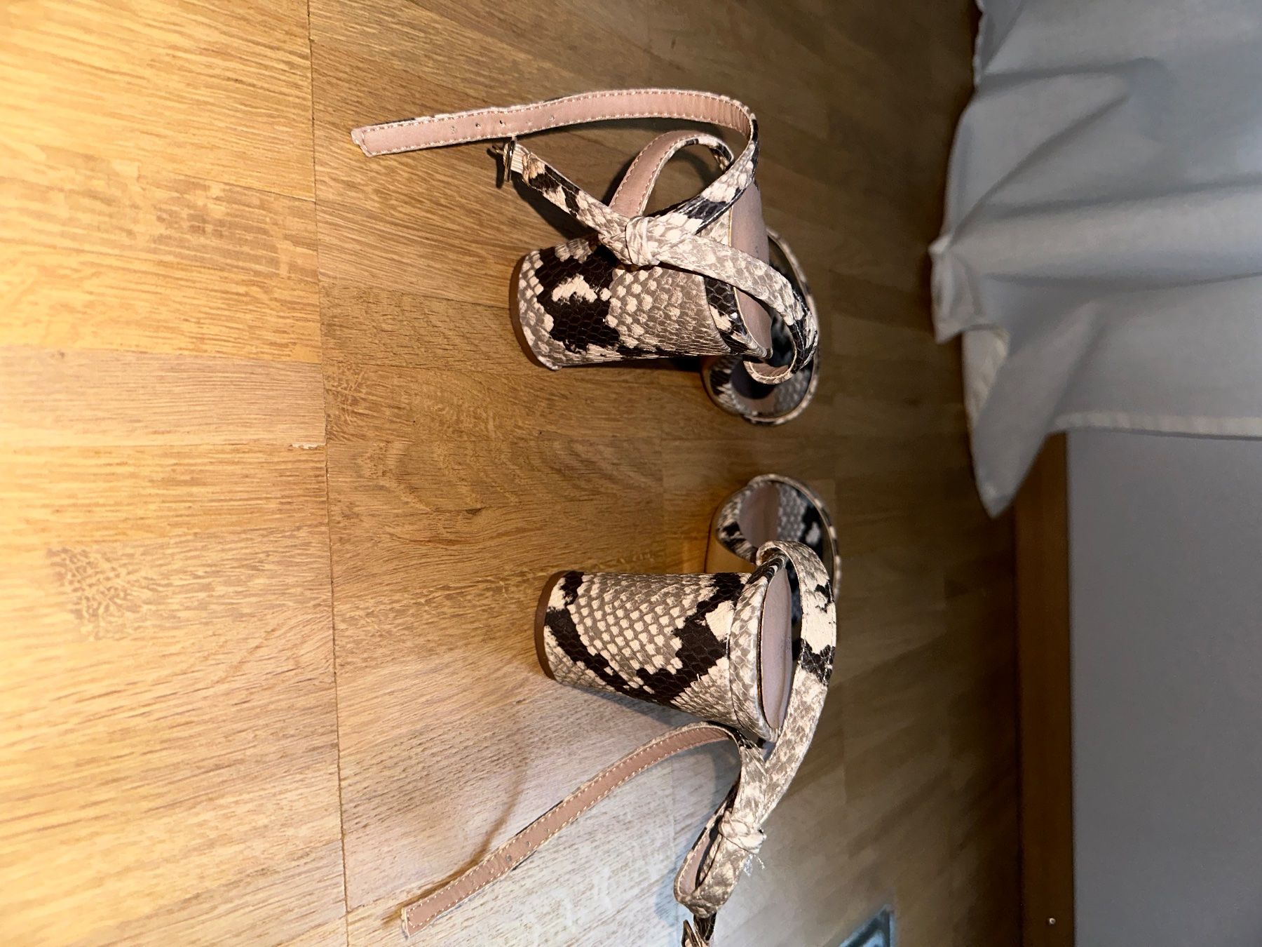 Scarpe da donna: Sandaletten / Schlangenoptik / Gr. 38 – Usato da Regensdorf venduto da sofia681 3