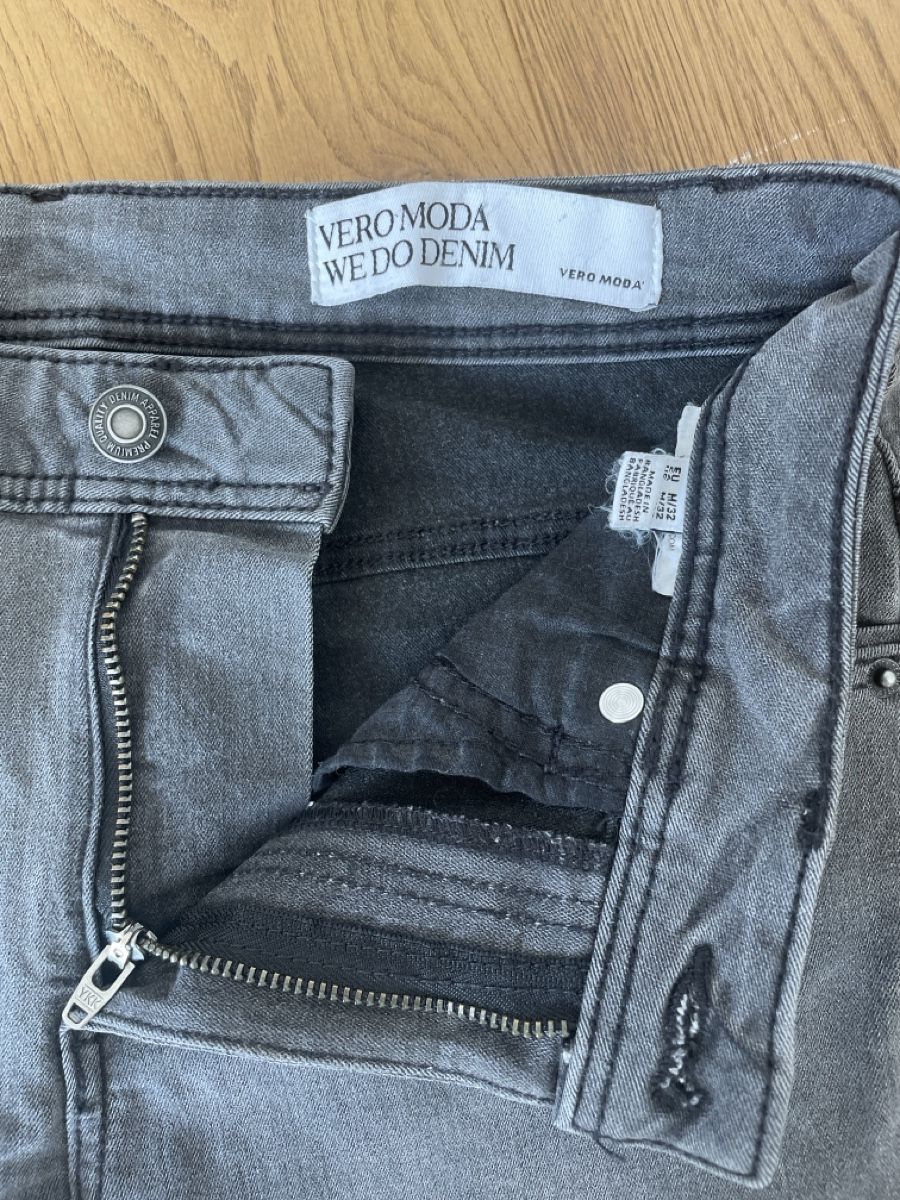 Vero Moda Jeans: Graue Skinny Jeans Grösse M/32 – Usato da Bern venduto da spe_22nr 1