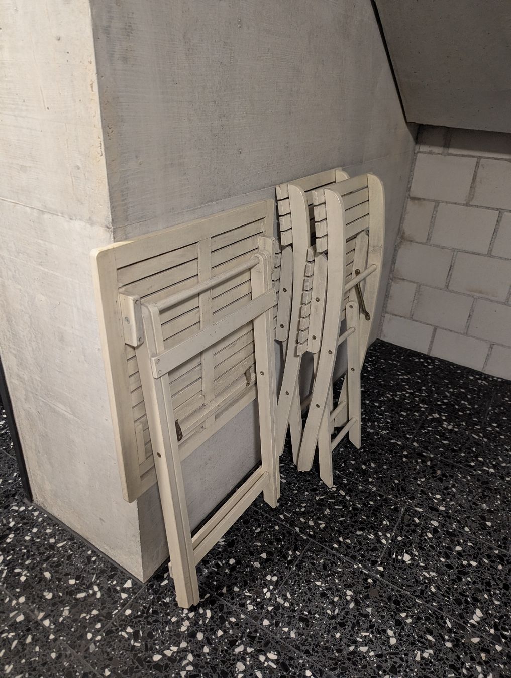 Tavoli: Klappbarer Balkon-/Gartentisch mit 2 Stühlen – Usato da Luzern venduto da linus-swe 2