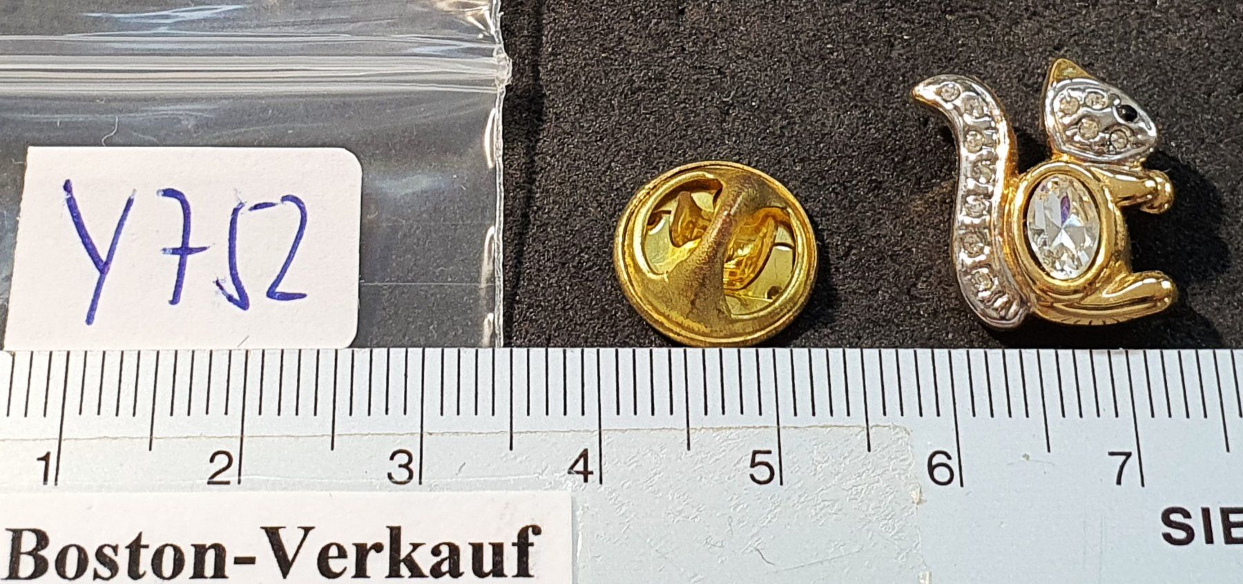 Plaketten & Abzeichen: Y752 - Goldiger 3D Pin mit steinchen Eichhörnchen – Gebraucht aus Reinach BL von Boston-Verkauf 2