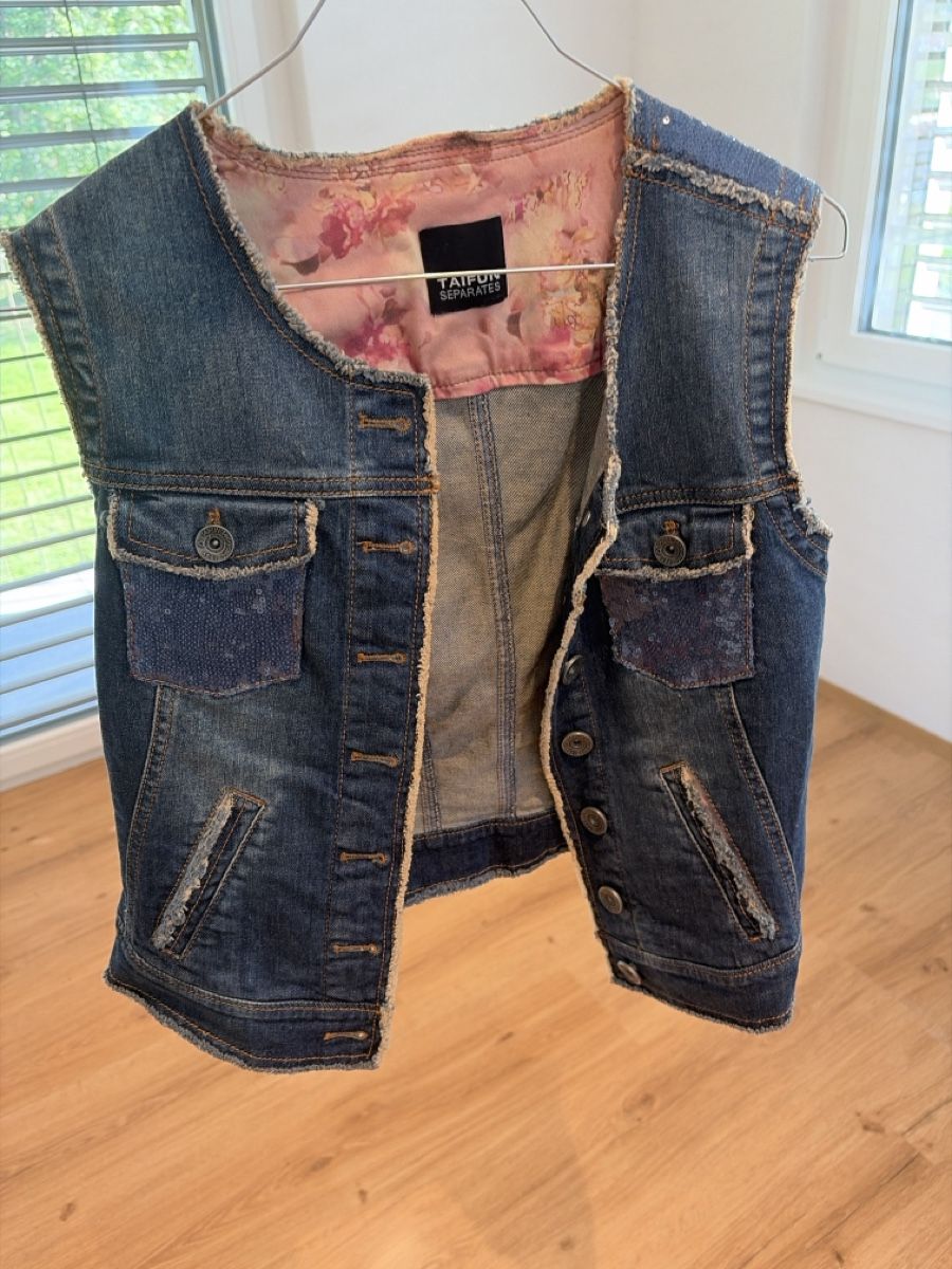 Jeans: Jeans Weste mit Pailletten und Blumenfutter Grösse S – Usato da Vorderthal venduto da Diethelm8853
