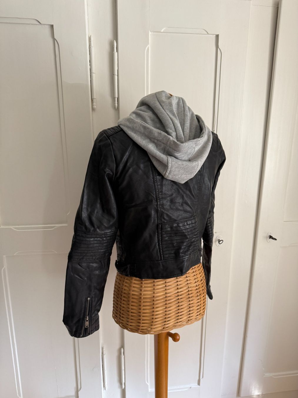 Giacche: FISHBONE - Lederjacke schwarz mit Hoodie XS – Usato da Zürich venduto da Diazaio 2