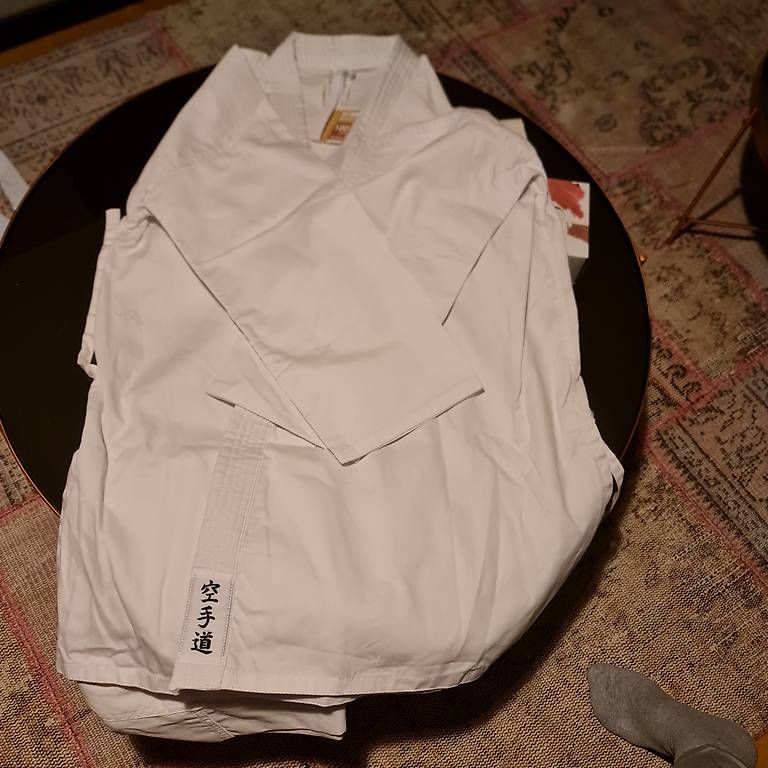 Kimonos: Ungebrauchtes Karate Gi 180cm – D'occasion à Zürich par Schwame