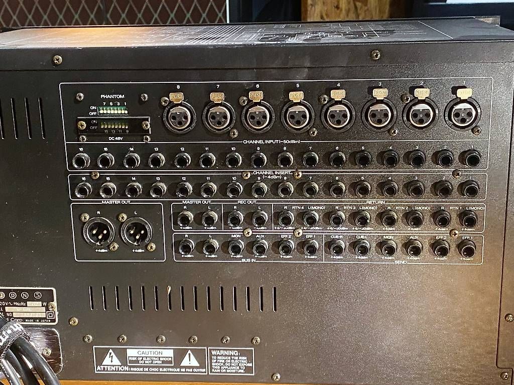Roland Console di mixaggio: Roland M-16E stylischer Rackmischer – Difettoso da Zürich venduto da funktion02 2