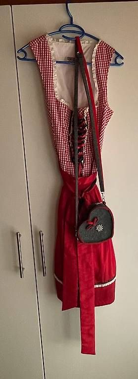 Vestiti: Rotes Dirndl mit Schürze und Täschchen  – Usato da Winikon venduto da Diegolino04