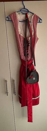 Rotes Dirndl mit Schürze und Täschchen 