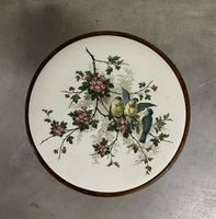 nostalgischer tisch . mit dekorativer keramikplatte