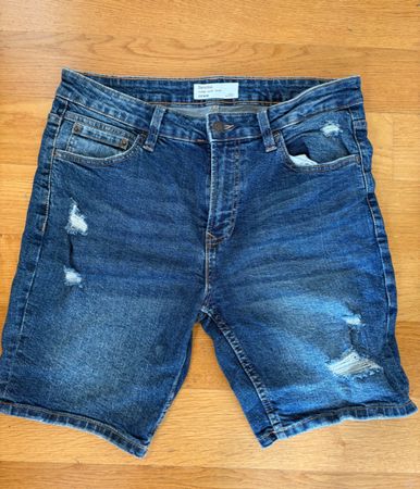 Short en jean Bershka bleu délavé avec trous taille M