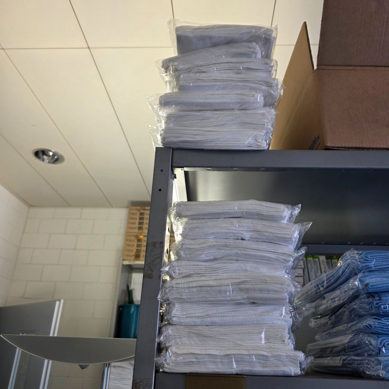 Komplettküchen: Microfasertücher weiss 40x40 Neu 170 Stück – Neu und originalverpackt aus Schindellegi von mutzel06 1