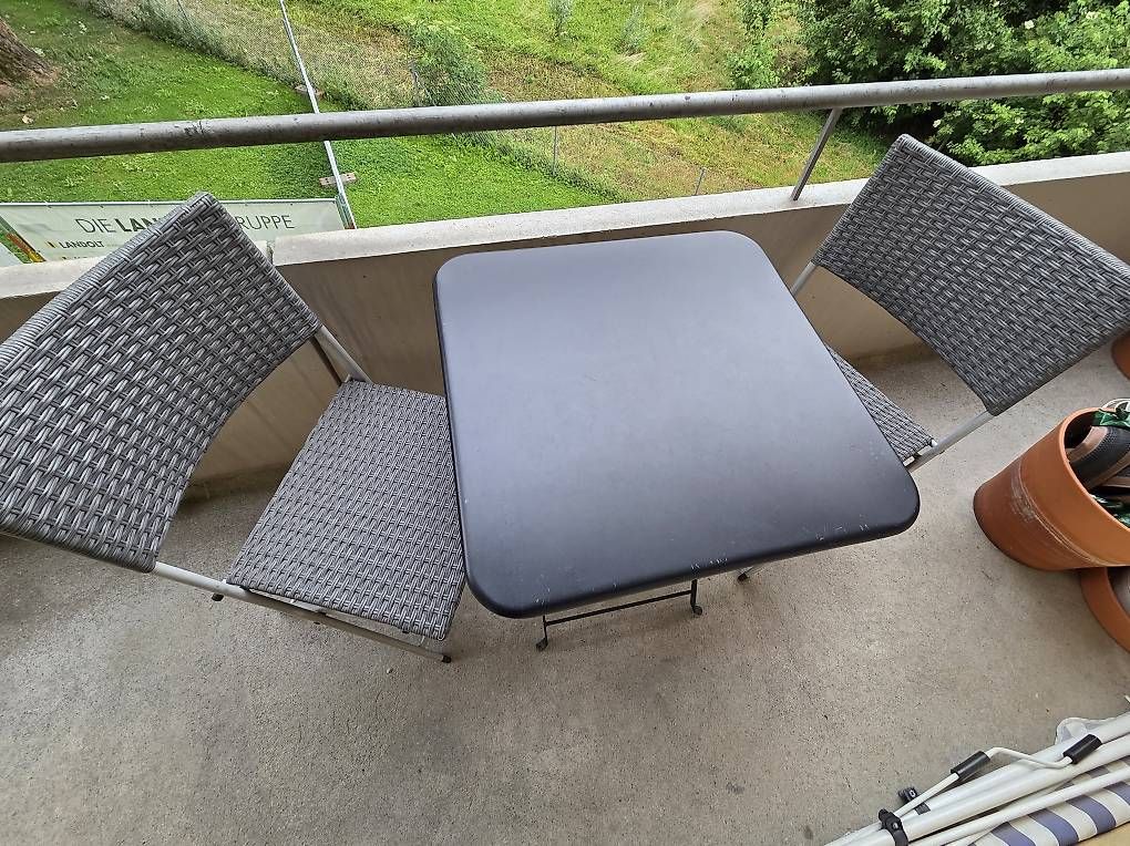 Set di tavolo e panche: Balkontisch mit 2 Stühlen  – Usato da Zürich venduto da Le1 2