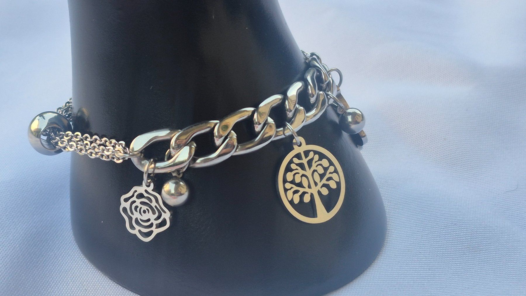 Bracciali & Braccialetti: Bracciale con ciondoli albero e farfalla – Usato da Giubiasco venduto da Stefaniav 1