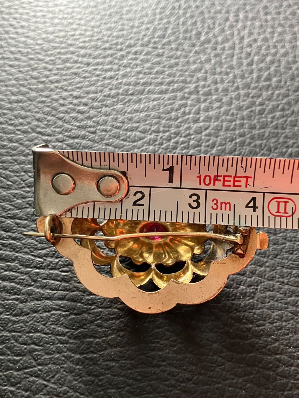 Spille & Fermagli: Broche vintage dorée avec rubis - Élégance intemporelle – Usato da Peseux venduto da Chimon59 1