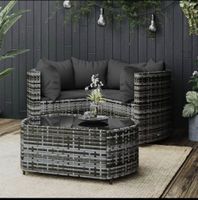 Schönes Gartensofa-Set mit Tisch und Kissen