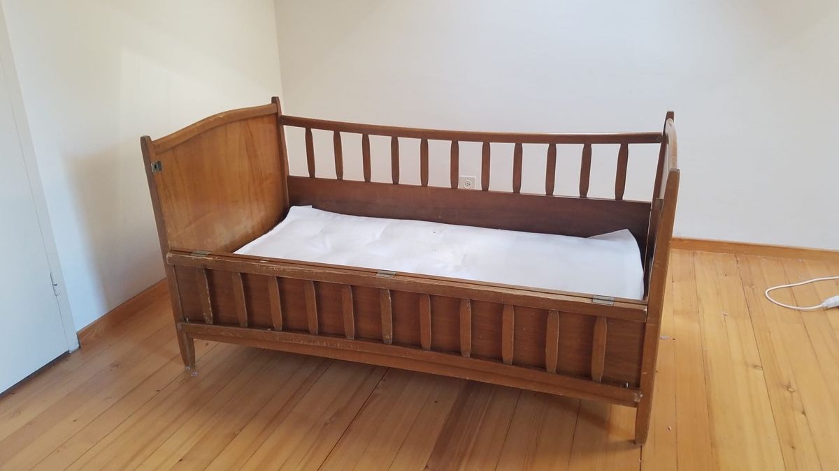 Betten: Antikes Kinderbett aus Holz  – Gebraucht aus Hauptikon von sch_tw5j 2