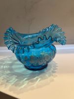Antike Blaue Vase, geriffelt, weiss und gold handbemalt,
