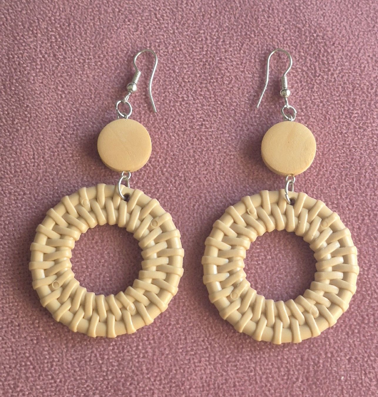 Orecchini pendenti & Orecchini a lobo: Orecchini a cerchio beige nuovi – Nuovo (secondo la descrizione) da Giubiasco venduto da Stefaniav
