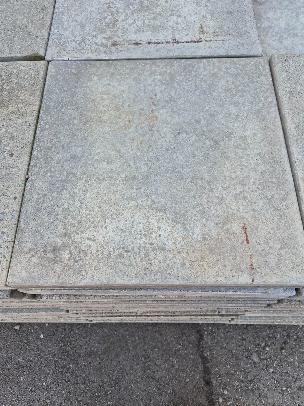 Rivestimenti per pavimenti: Gartenplatten 40/40/4 – Usato da Münchwilen TG venduto da Jndian