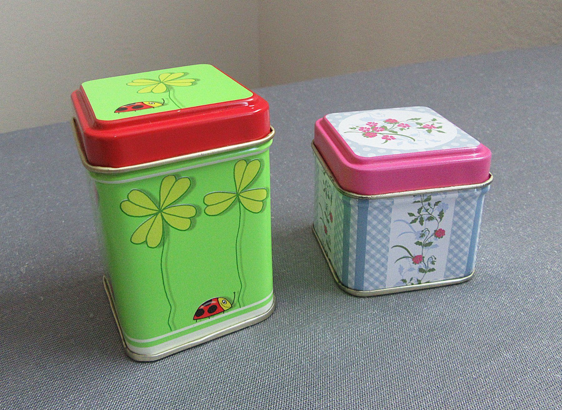 Sonstige Dekorationen & Accessoires: 2 kleine Blechdöslein - mit Blumen- und Marienkäfermotiv – Gebraucht aus Auenstein von Padabimbim
