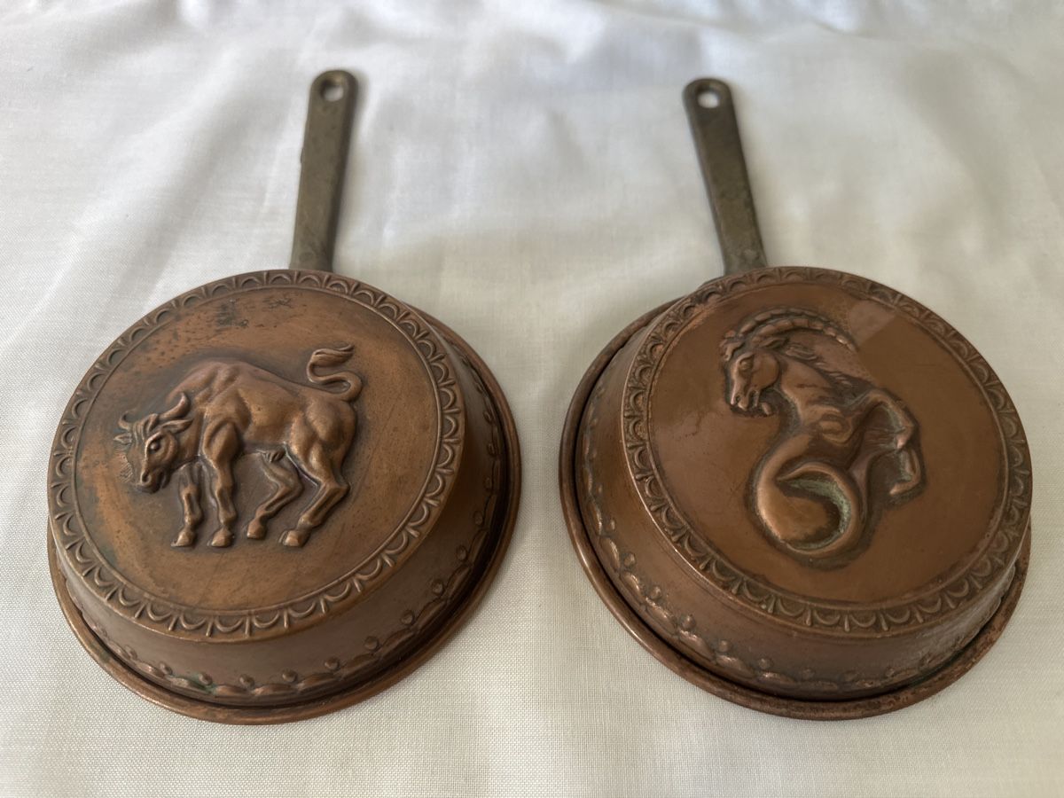 Pfannen: Antike Kupferpfännchen mit Tier-Sternzeichen Relief, 2 Stück – Gebraucht aus Zürich von Chaeffeler 1