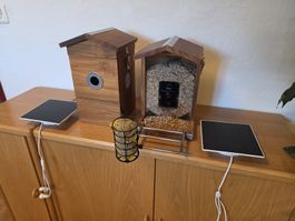 Nistkasten und Futterhaus mit Kamera Bewegungsmelder Panel