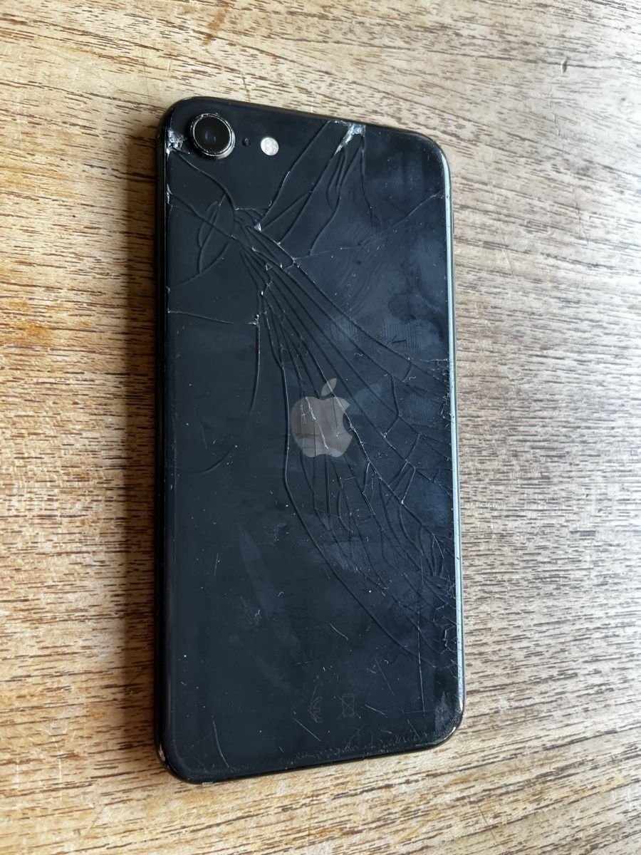Apple Telefoni cellulari / Smartphones: iPhone SE (2020), Schwarz – Usato da Bern venduto da lea_wg26 2