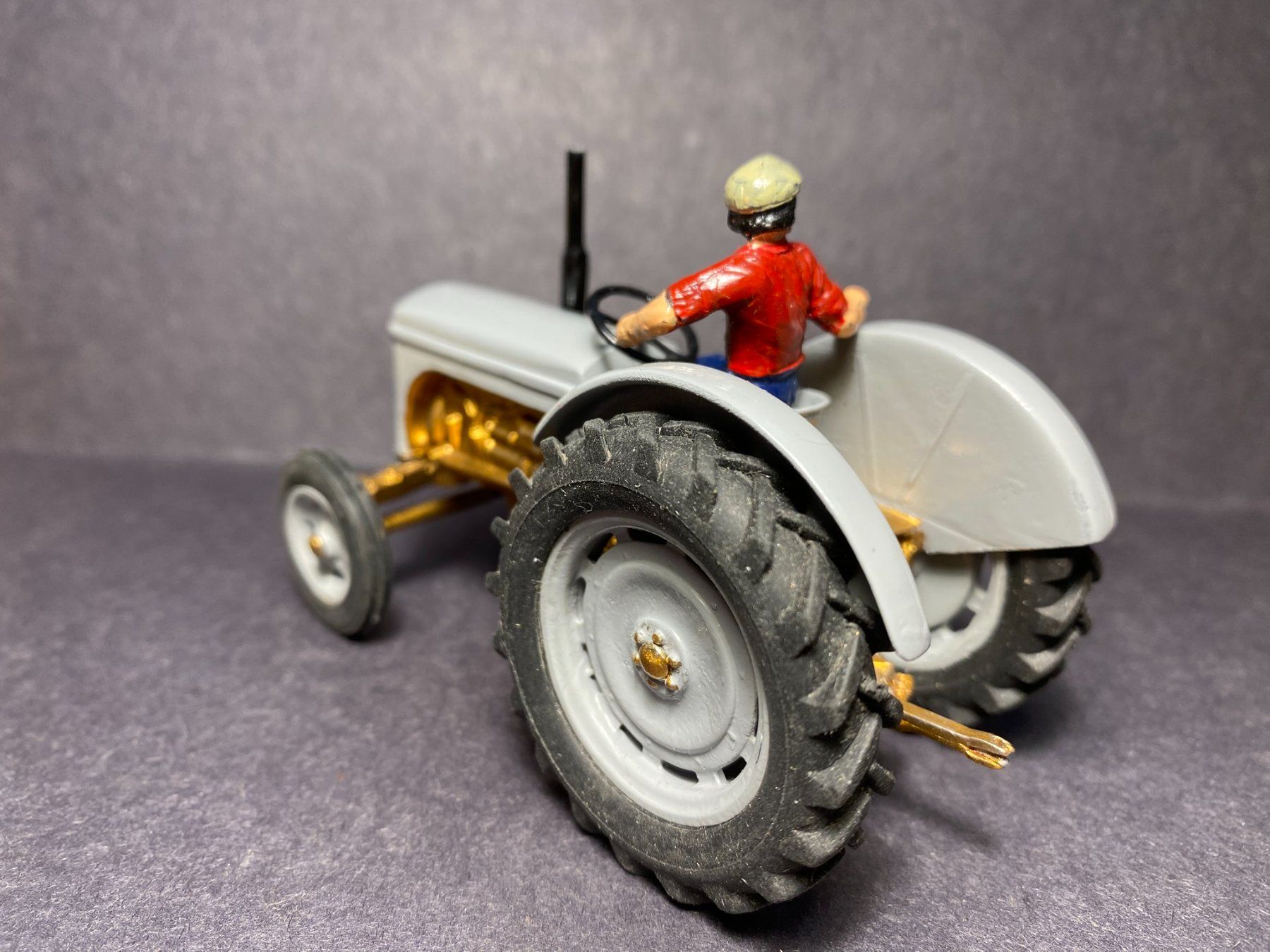 Massey Ferguson Modellini d'auto: Ferguson TE 20 Oldtimer Traktor mit Figur Handmade 1:32 – Usato da Spiez venduto da Mlandcruiser 2