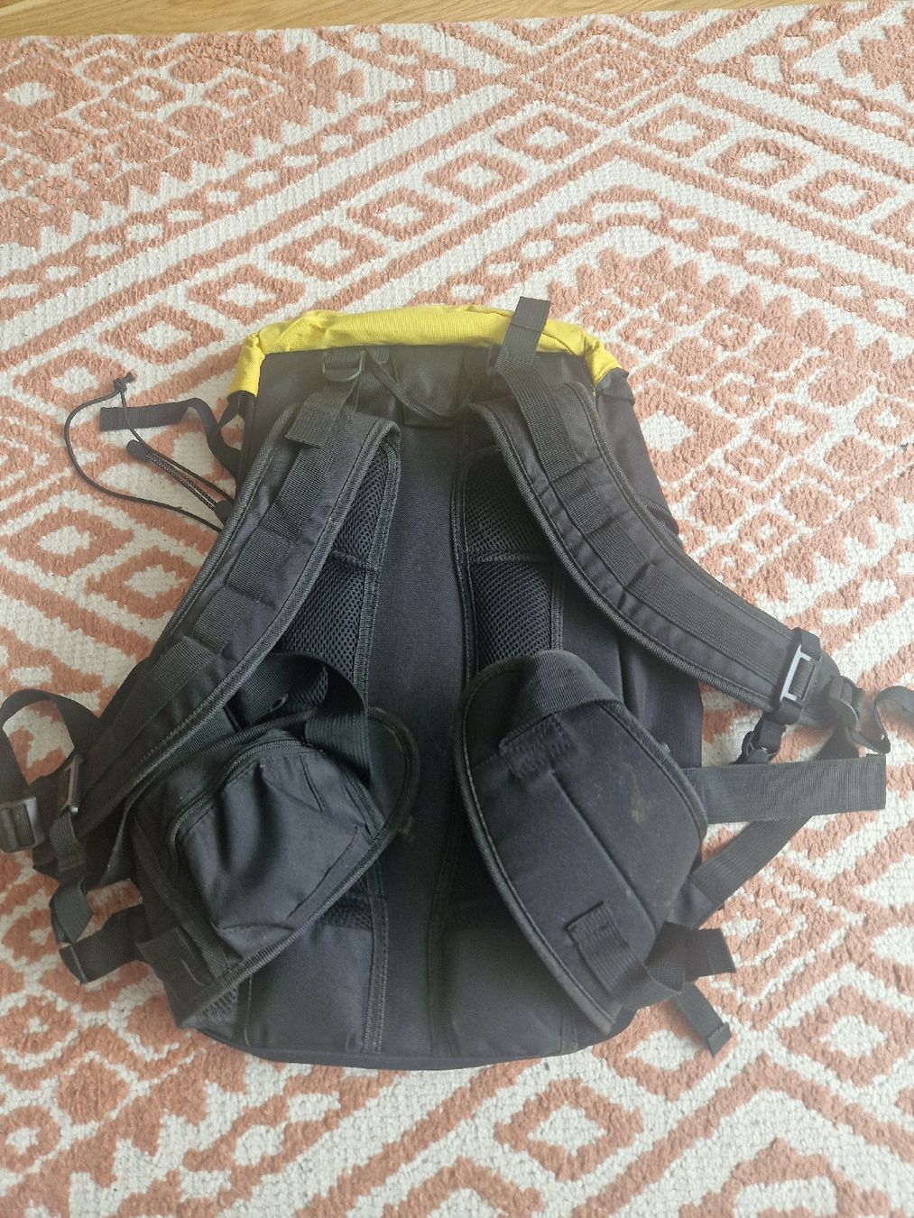 Rucksäcke: Wanderrucksack, schwarz-gelb von Persindol – Gebraucht aus Buttwil von SabrinaA03 1