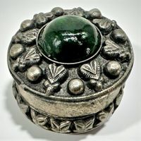 Pilulier ancien en métal argentée avec cabochon verre vert