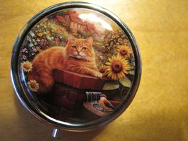 Suesse Pillendose mit Katzen Motiv, neuwertig, Metall.