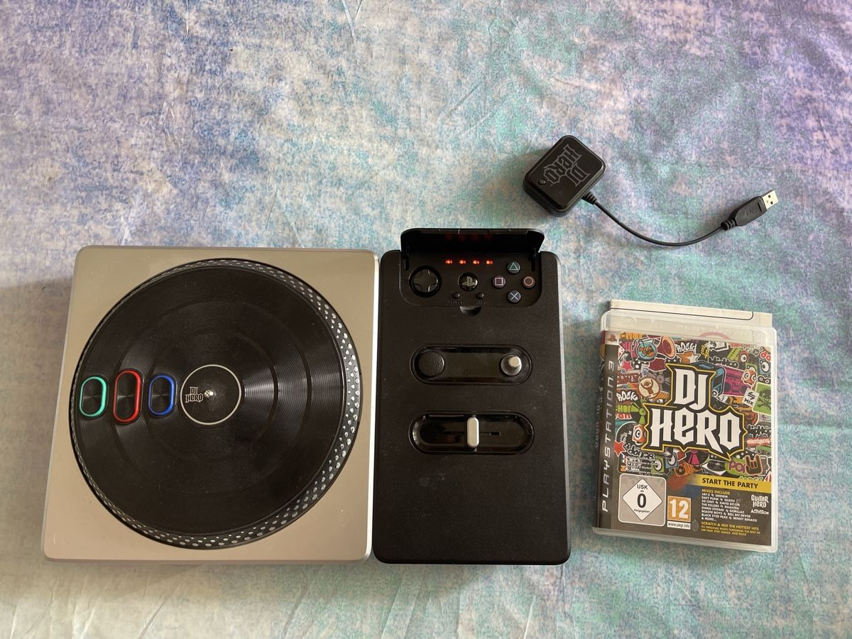 Sony Controller: PS3: DJ Hero Set mit Spiel – Usato da Märstetten venduto da AlienNova 1