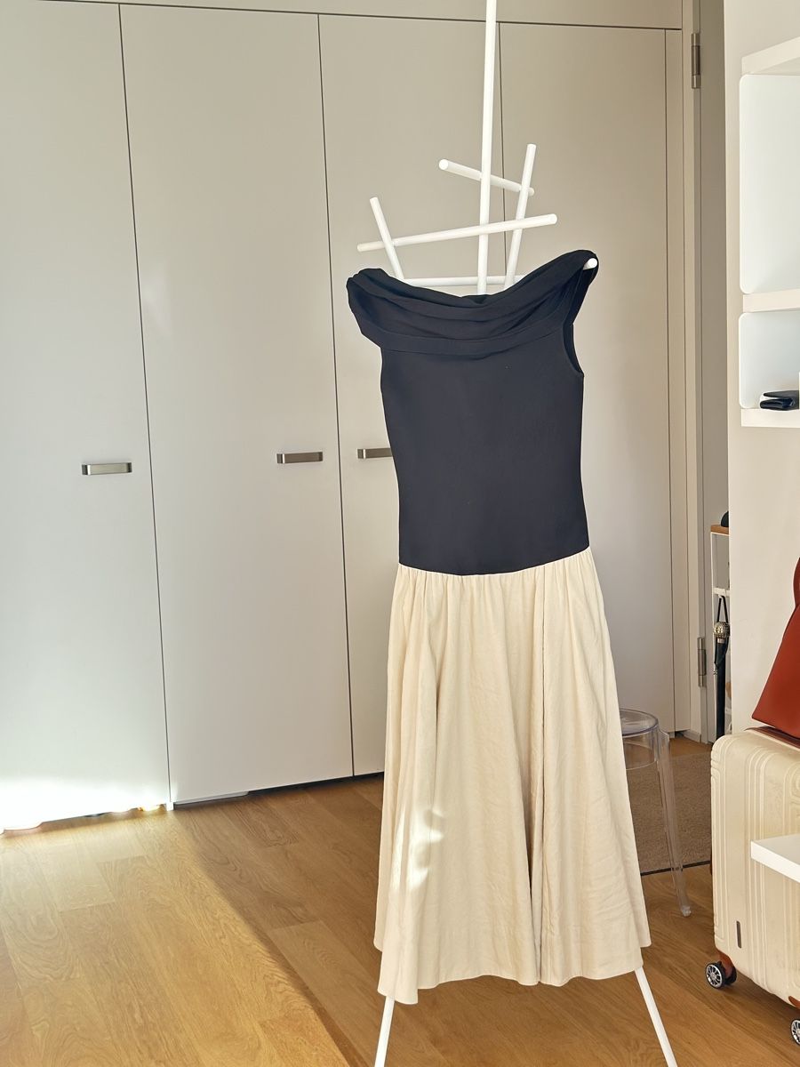 Vestiti: Das elegante Simkhai Adaline Midikleid mit einem schulterfre – Nuovo e nell'imballaggio originale da Zürich venduto da laschelli 1