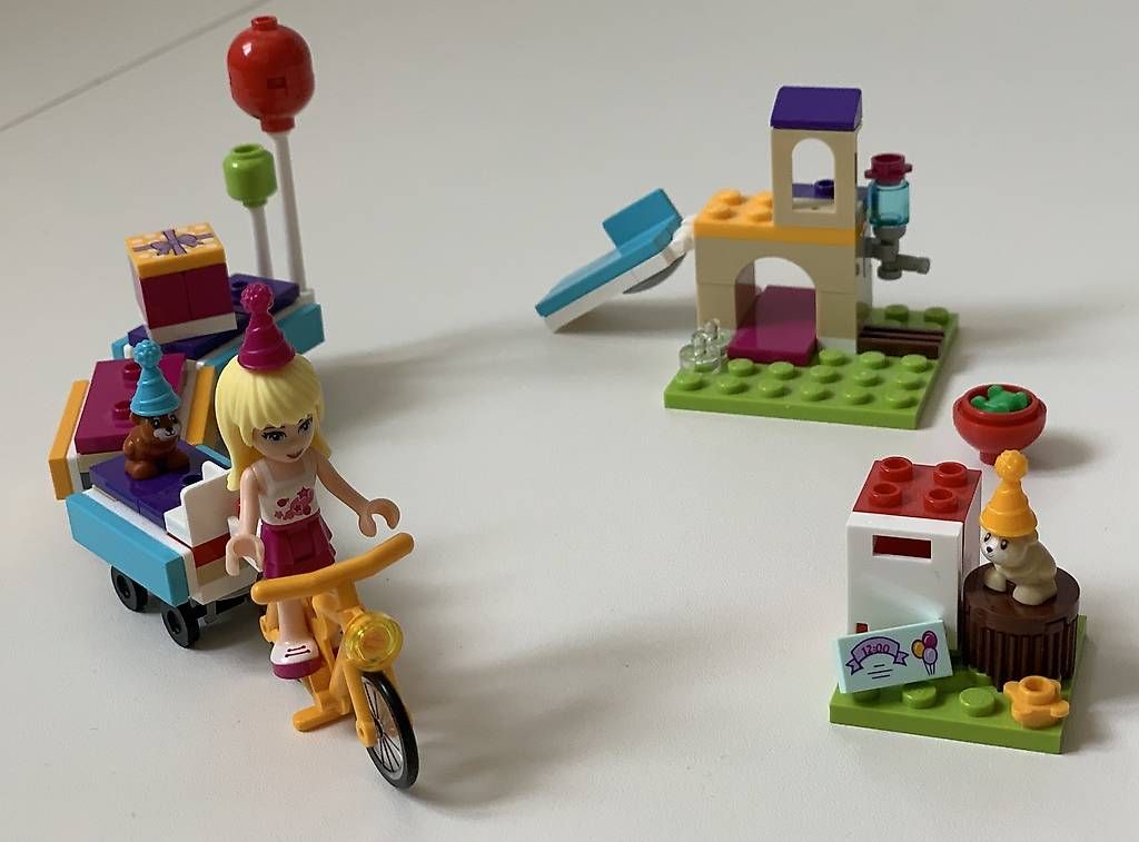 Lego Spielzeuge: LEGO Friends 41111 Partyzug Set – Gebraucht aus Rütihof von sul_s5r2