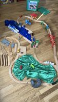 Brio-Landschaft mit Schienen, Fahrzeugen und Bahnhöfen 