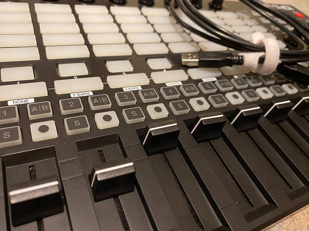 Akai Strumenti musicali: Akai APC 40 mk2, neuwertig – Nuovo (secondo la descrizione) da Buchs AG venduto da Tobiasnoseda 1