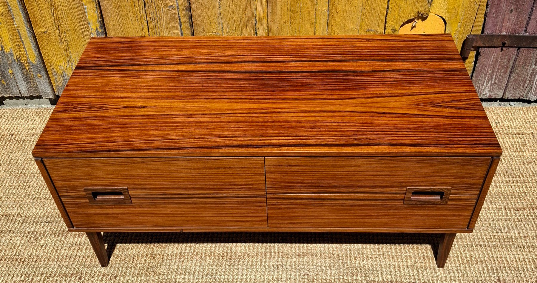 Cassettiere: Mid Century  Minimalist Sideboard Palisander style – Usato da Haslen AI venduto da Vintagelix 4