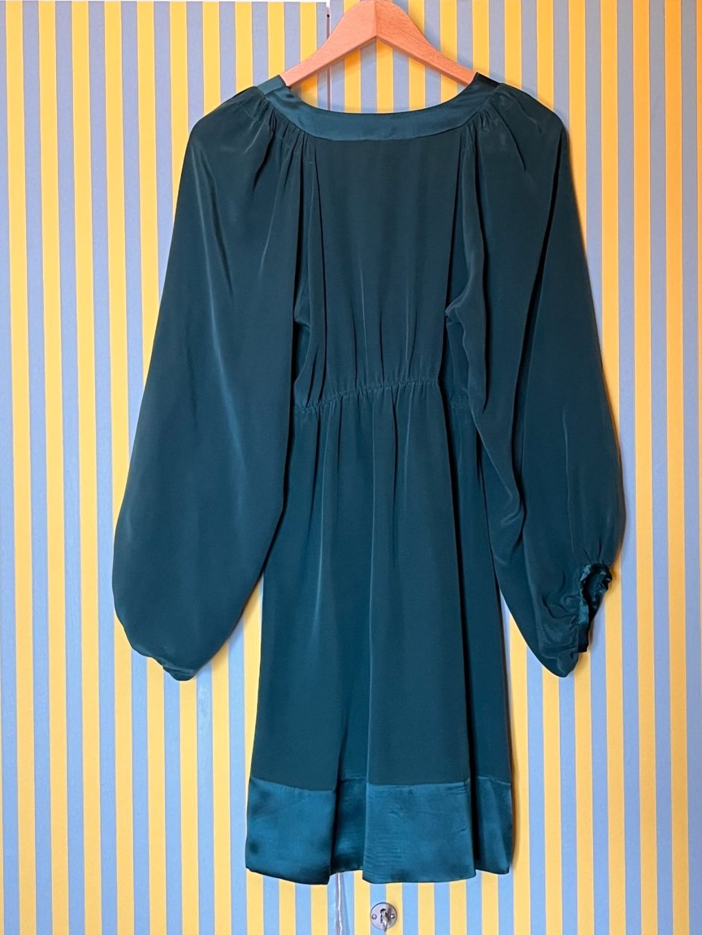 Robes: Robe Queenie taille 1 en soie 100% – Neuf (Voir description) à Pully par Artemisya 1