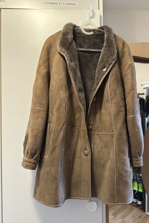 Manteau en daim taille 42 avec fourrure longueur 80 cm