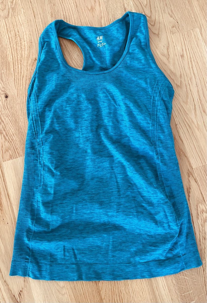 H&M Tops: Fitness Top L mit integriertem Bustier – Neu (gemäss Beschreibung) aus Wittenbach von sambuk