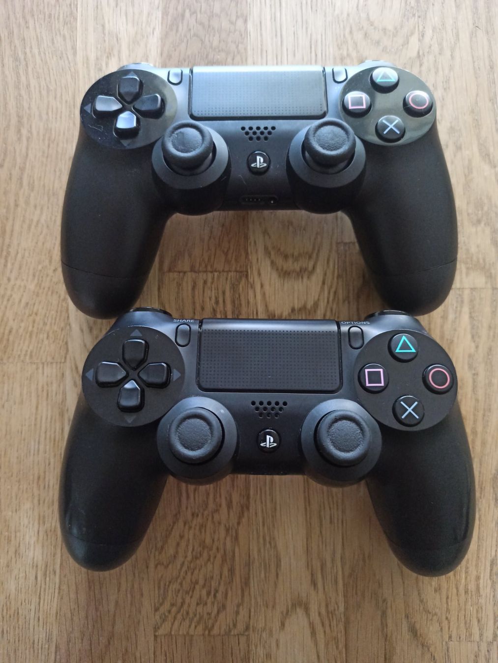 Controller: 2 x Original Controller Sony PS4 Wireless DualShock 4 V1 – Usato da Oberweningen venduto da mar_87mx