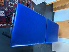 Massageliege blau mit schwarzem Metallrahmen gebraucht