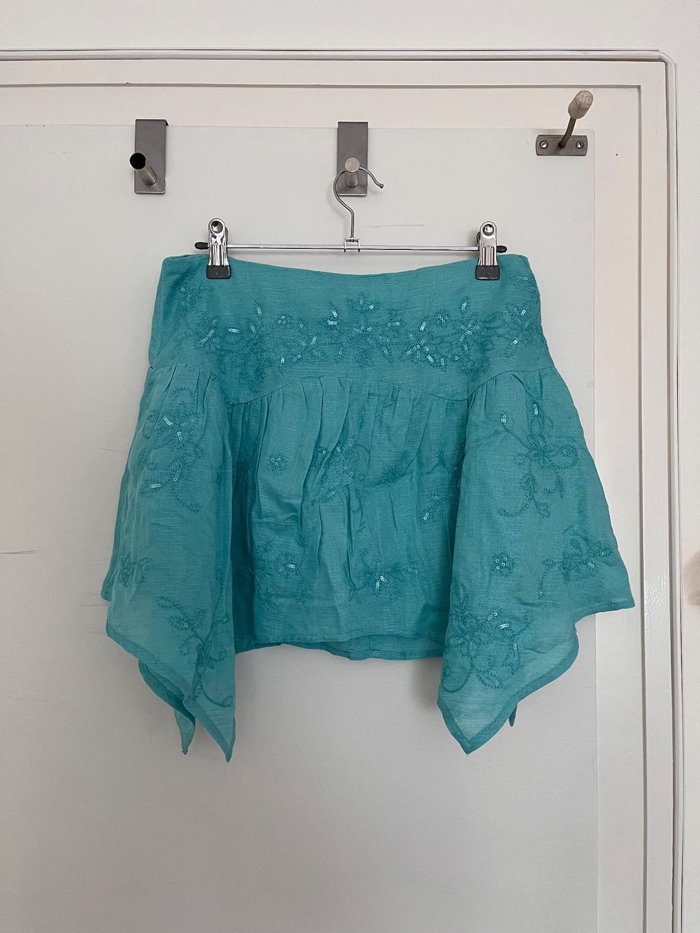 Bershka Gonne: Jupe courte bleu turquoise avec des strass – Nuovo e nell'imballaggio originale da Genève venduto da giulia_almnn