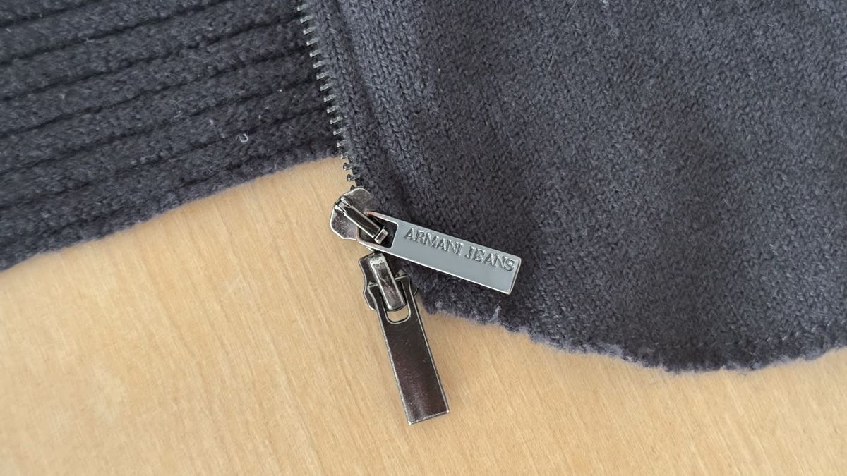 Armani Vestes: Strickjacke Armani Anthrazit – D'occasion à Basel par Ubud1 5