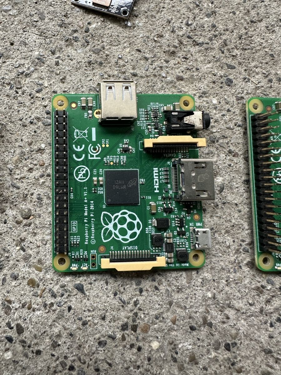 Raspberry Pi PCs: 4x Raspberry Pi Model A+ mit 4x Kamera Modul gebraucht – Gebraucht aus Dottikon von chline.rote.traktor 3