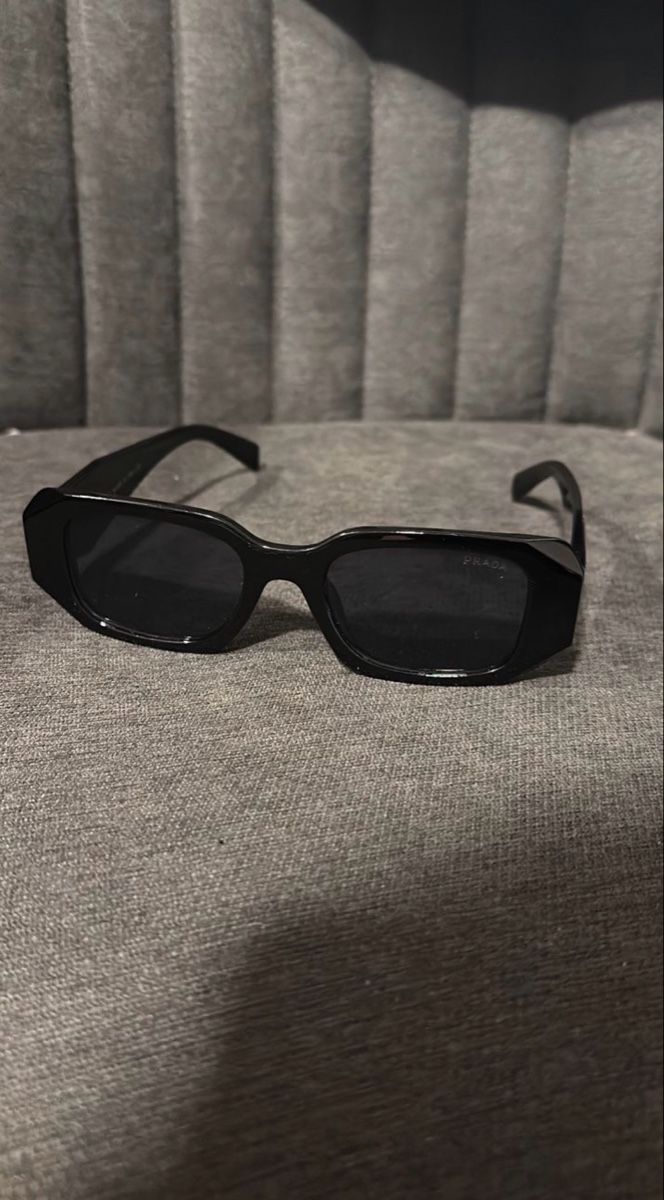 Prada Occhiali & Lenti: Prada sun glasses  – Usato da Zürich venduto da Agave_Sue